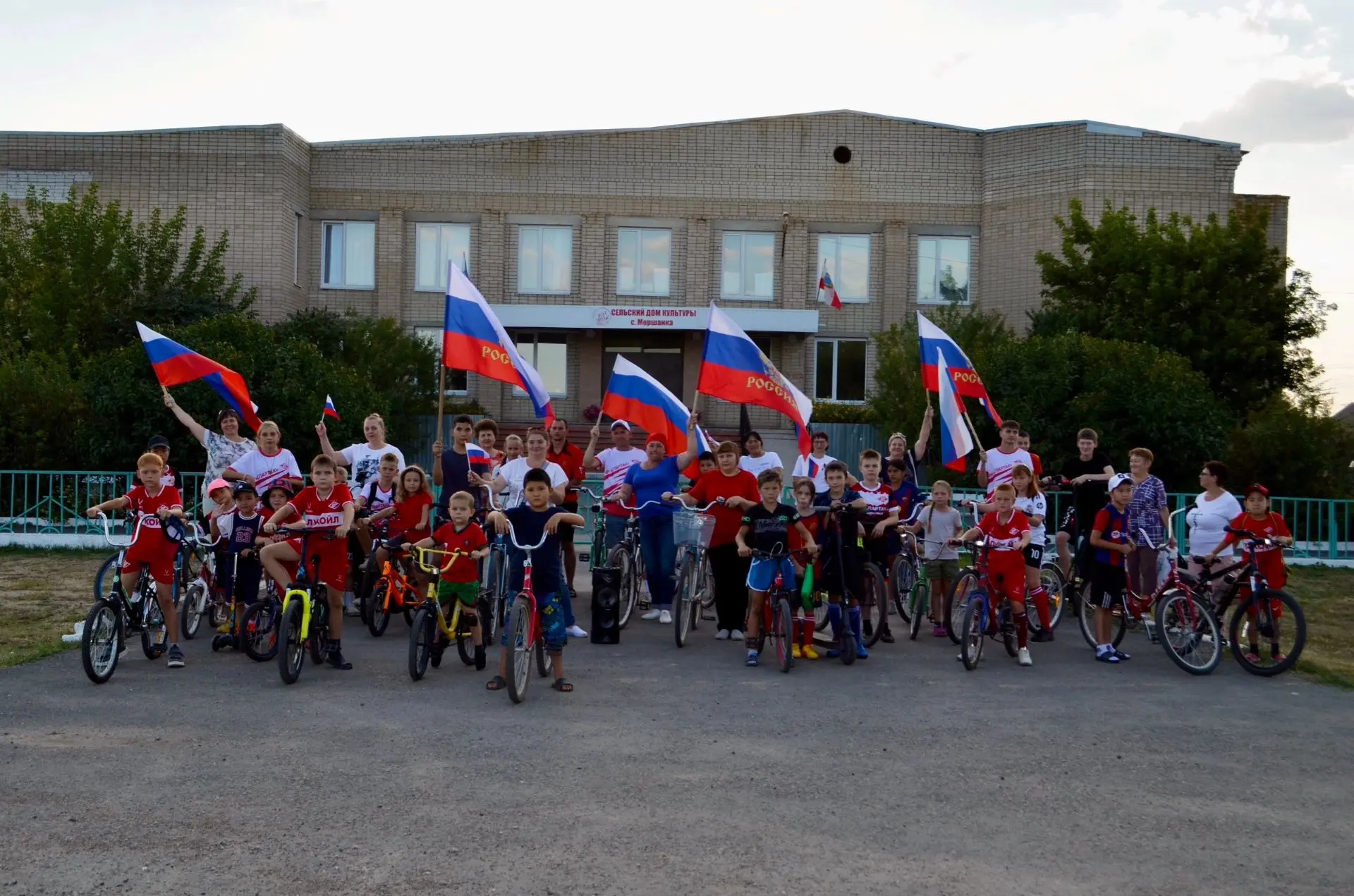 🇷🇺В преддверии празднования Дня государственного флага Российской Федерации  ученики ...