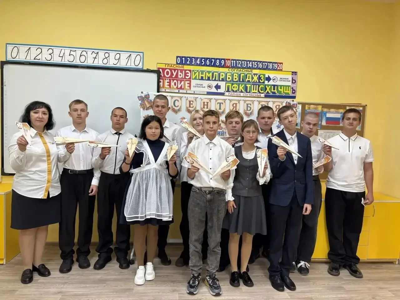 🎒 1 сентября наши девятиклассники вместе с советником директора по воспитанию приняли ...