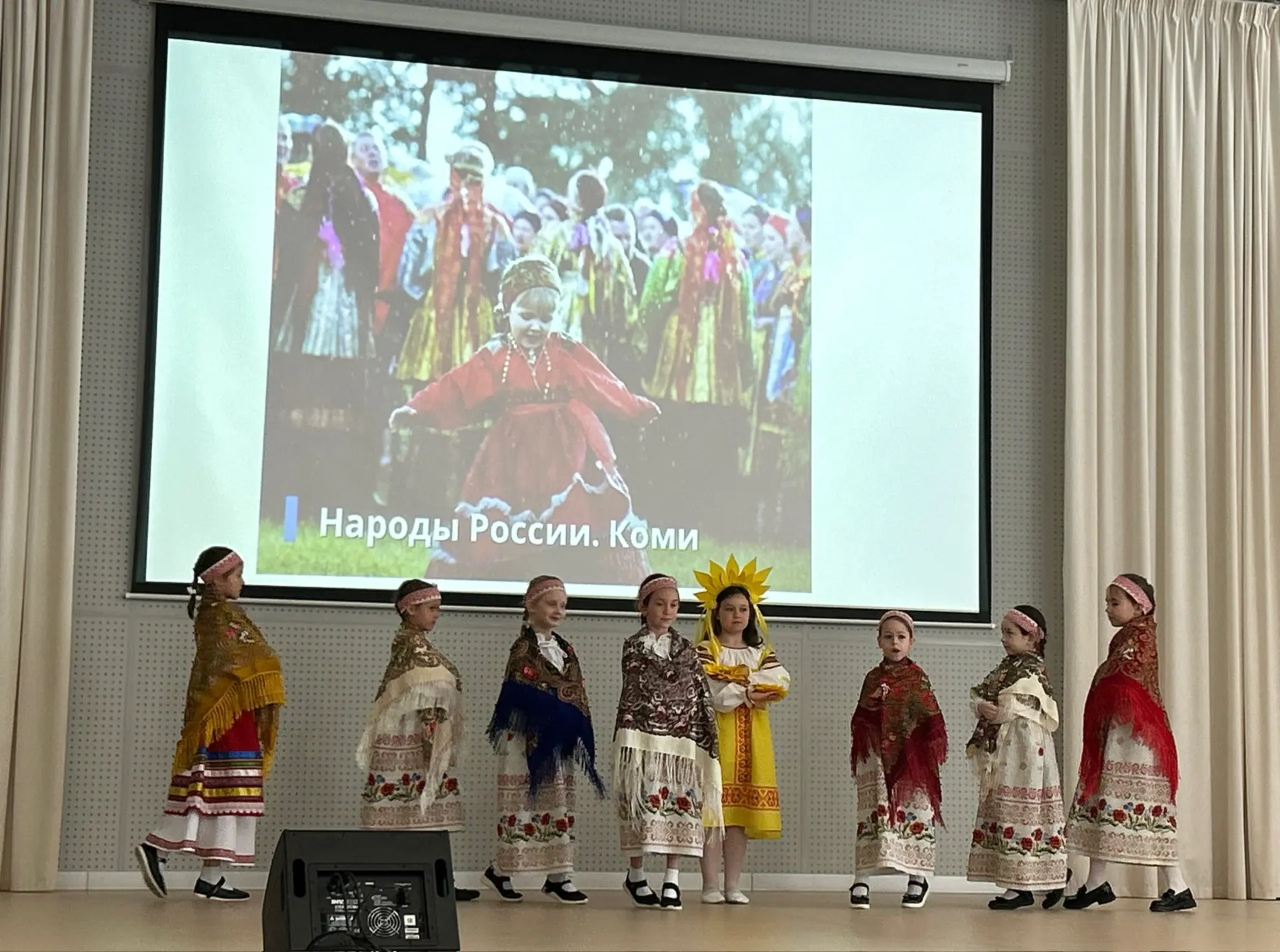 🇷🇺 Фестиваль национальных культур «В дружбе народов — единство России» стартовал в нашей школе! ✨  М
