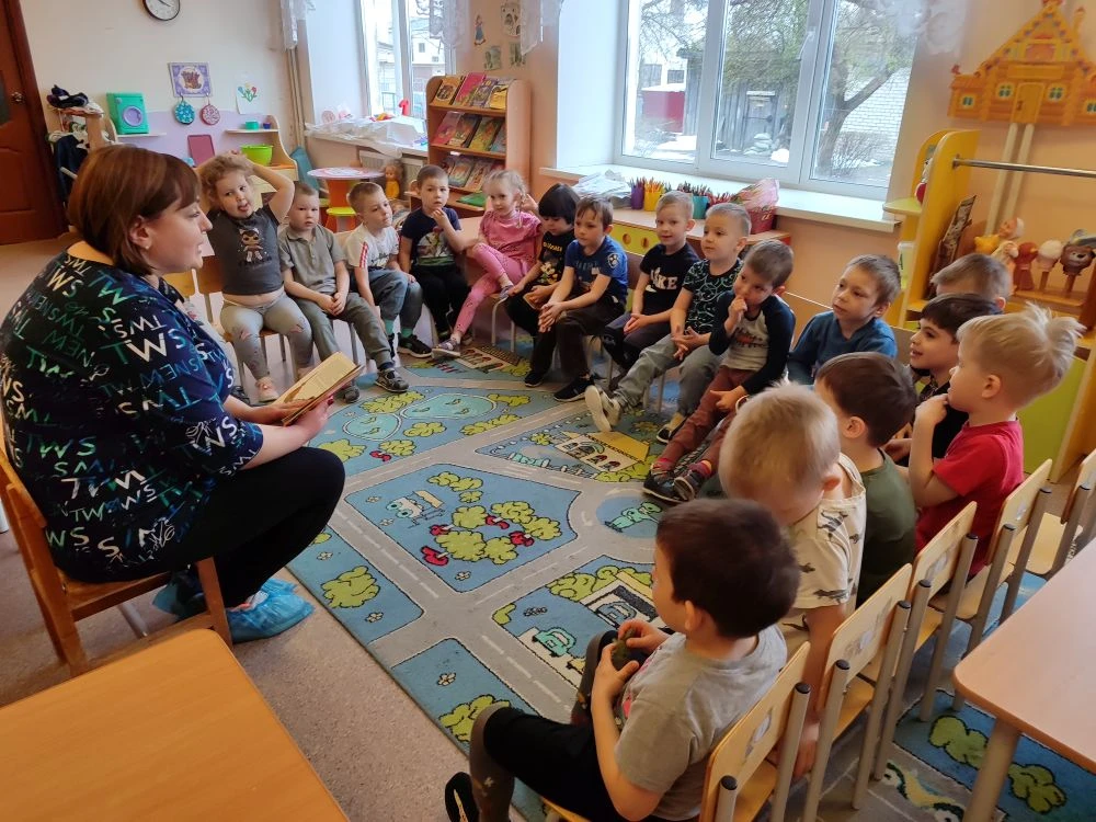В рамках "Книжной недели" на приглашение почитать любимые сказки для ребят с радостью о...