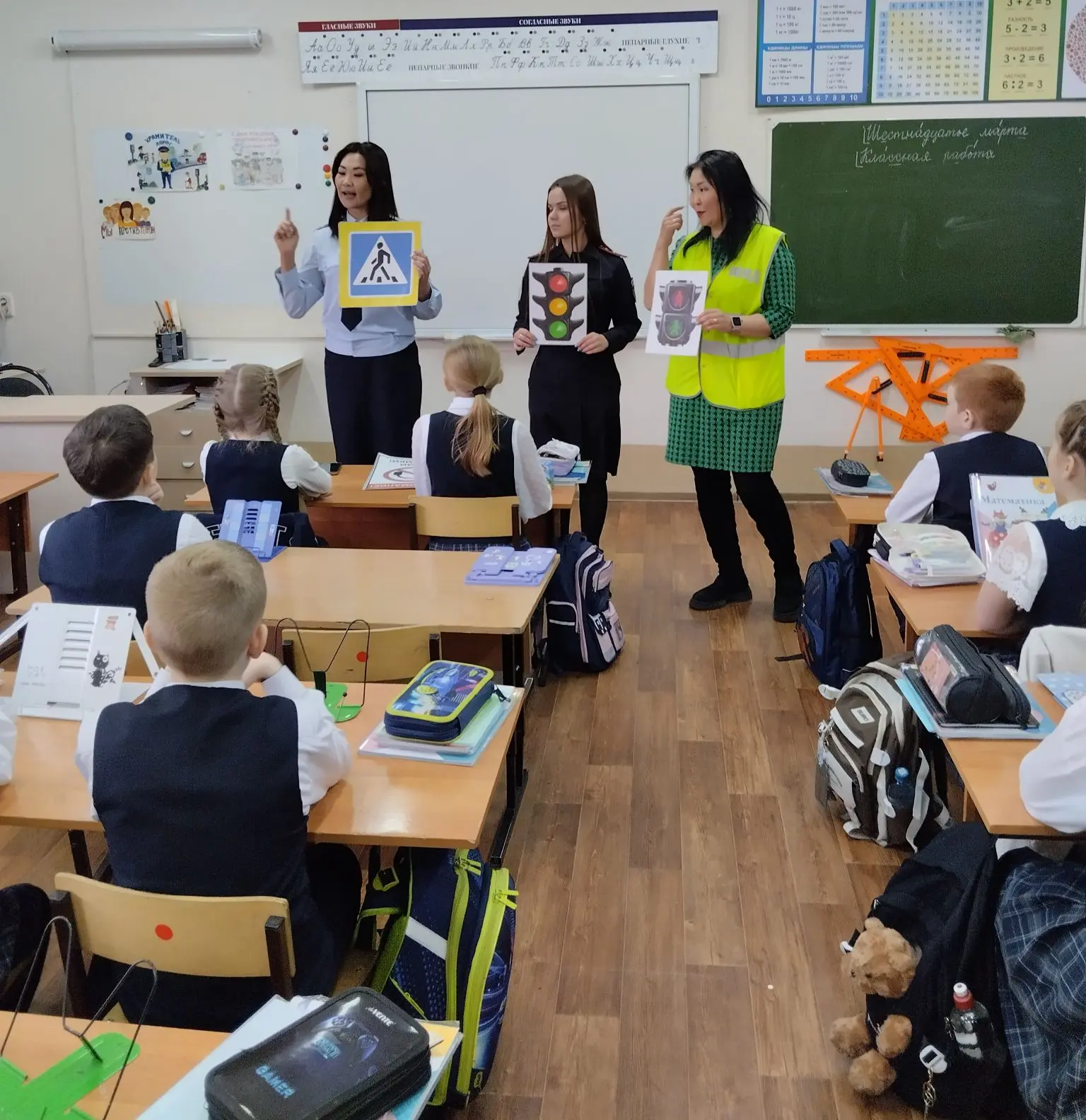 Занятия по правилам дорожного движения для лицеистов.  👮‍♀️Педагоги ДЮЦ "Безопасное детство" совмест