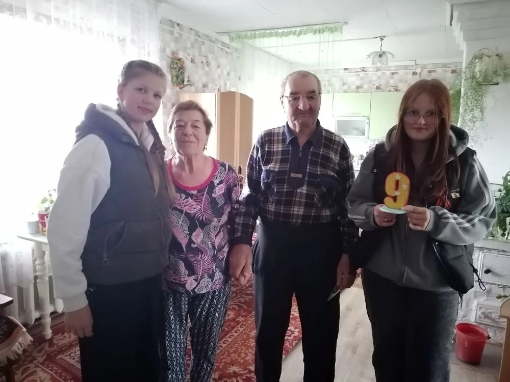8 мая волонтёры СДК п. Новоназимово поздравляли детей войны с Днём Победы. Подарили сув...