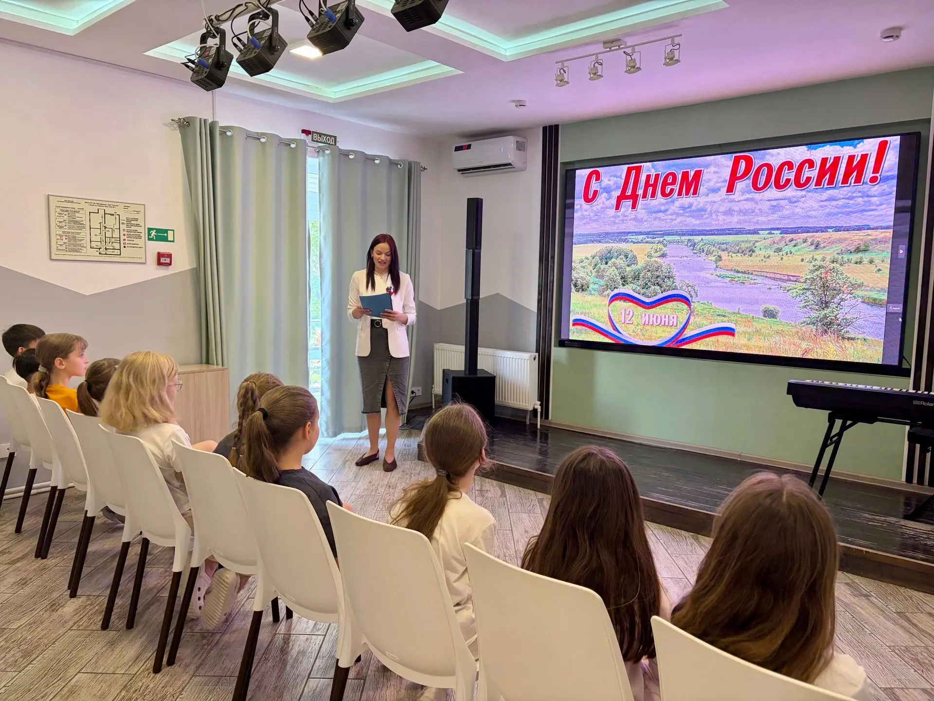 Круглый стол «Мы дети России» в клубе «Спутник»
 
Наша Родина — Россия. Это самая большая страна в м