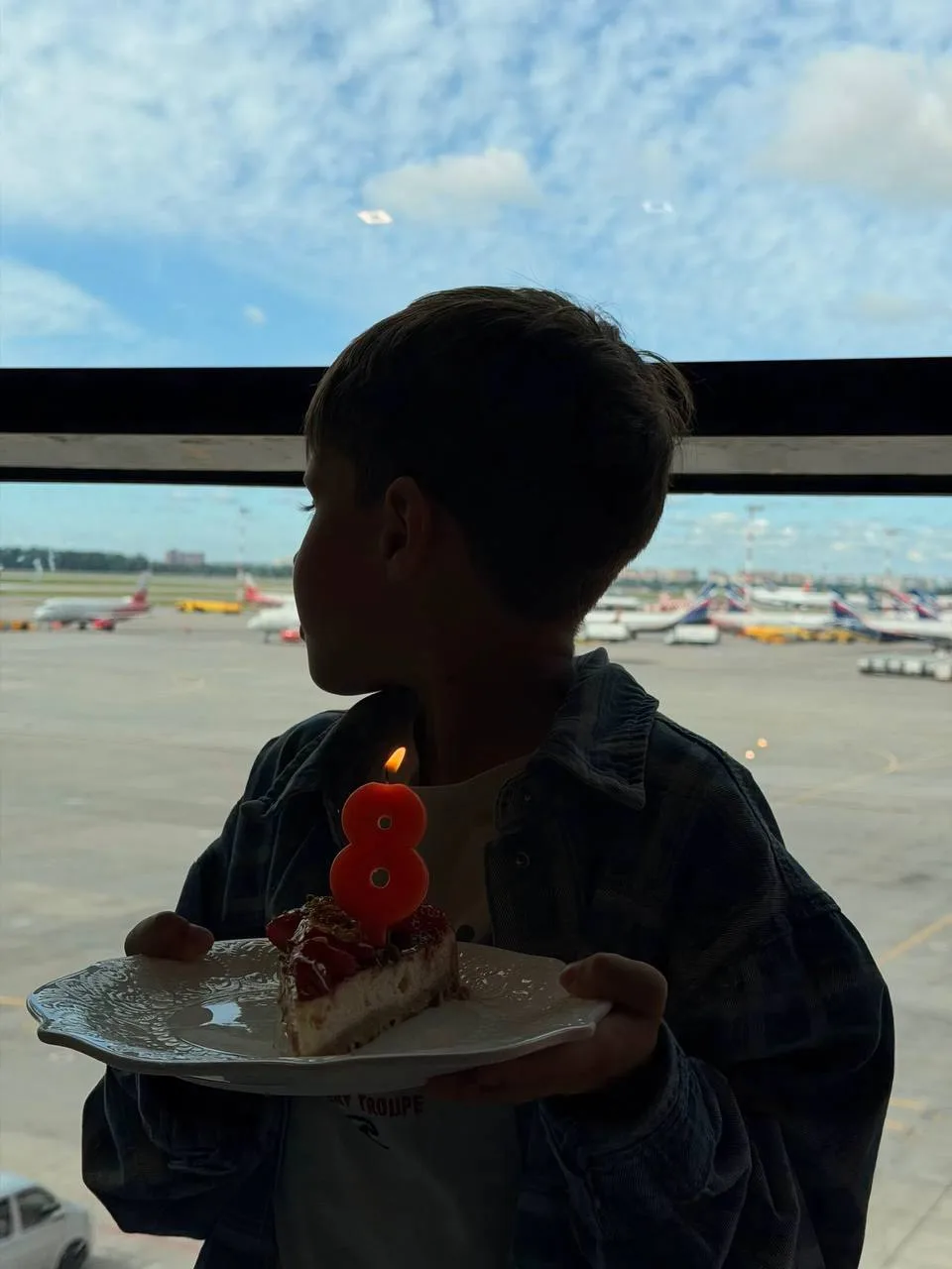 В ожидании посадки наш маленький турист отмечает День Рождения ❤️ 🎉