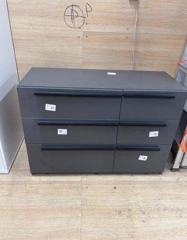 Кимбол-3  комод (05000003582)
Размеры:  1000/400/696
Ручки: Ручка МДФ 1 черный 500мм
Цвет корпуса: Г