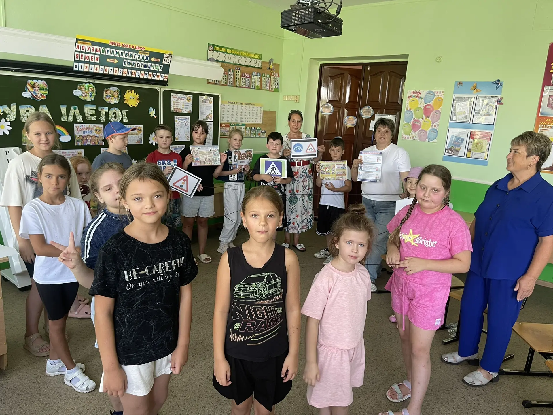 Линейка, зарядка, завтрак, инструктаж по технике безопасности - так начался первый день в оздоровите
