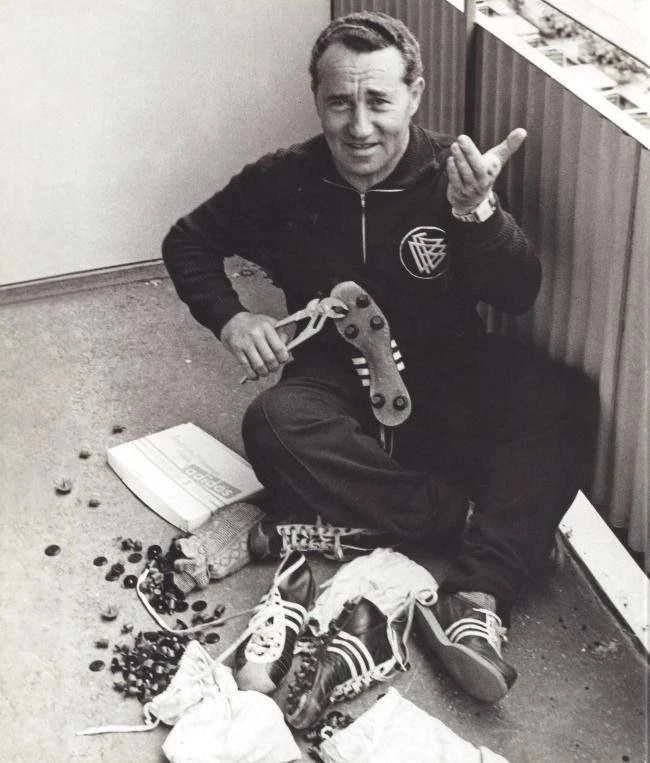 Aдольф Даcслep прикpyчивает шипы к бутсaм Adidas, 1954 гoд.

👉 Мы в МАХ
