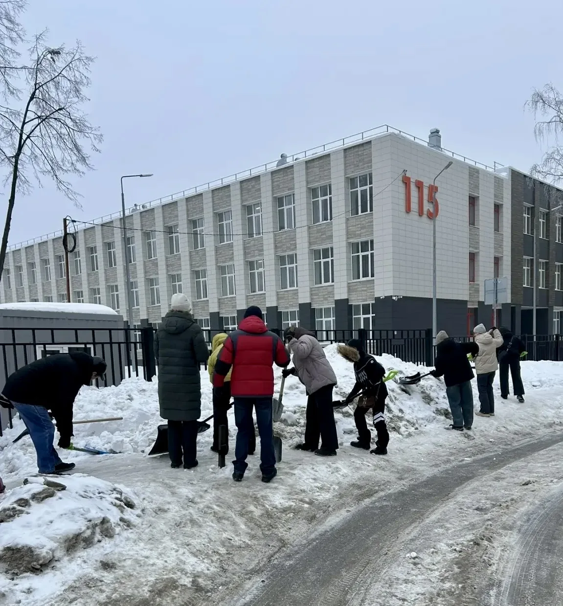 ❄️ Снежный субботник в действии! ☃️  Сегодня, 14 марта, наша гимназия превратилась в настоящую коман