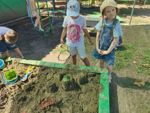 🏰 Вот это стройка! В подготовительной группе — день песочных замков.