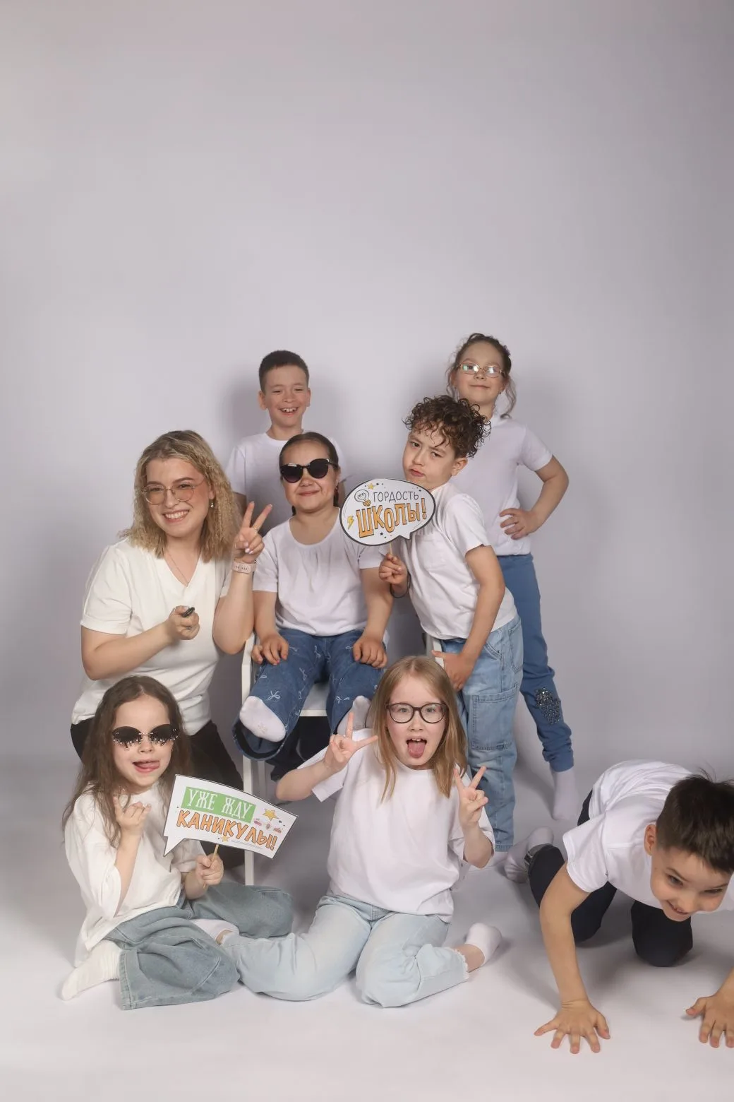 🎉 В честь окончания своего первого учебного года, 1А класс отправился на фотосессию бе...
