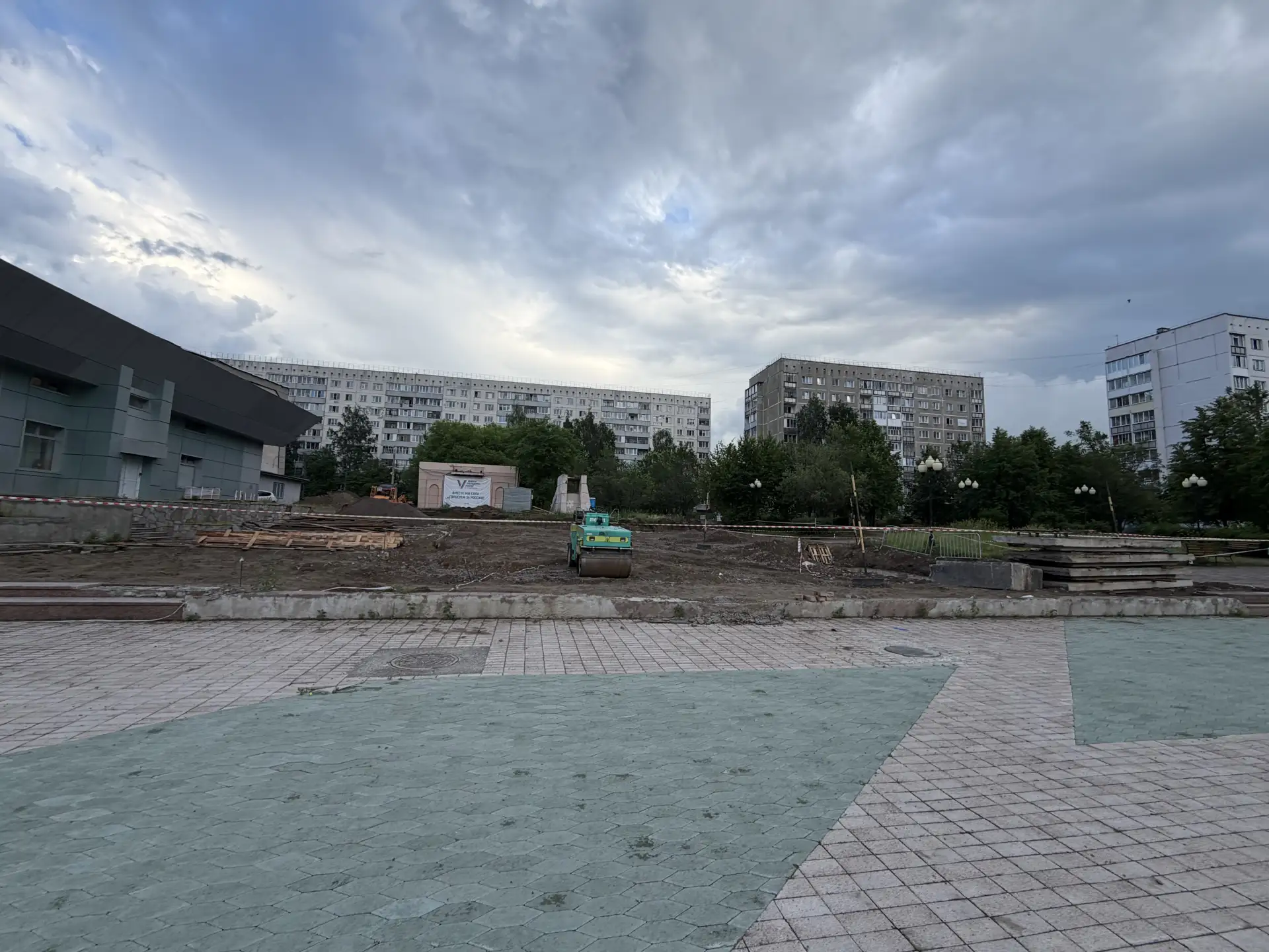 В Сосновоборске продолжается благоустройство фонтана на площади им. Ю.И. Матвеева