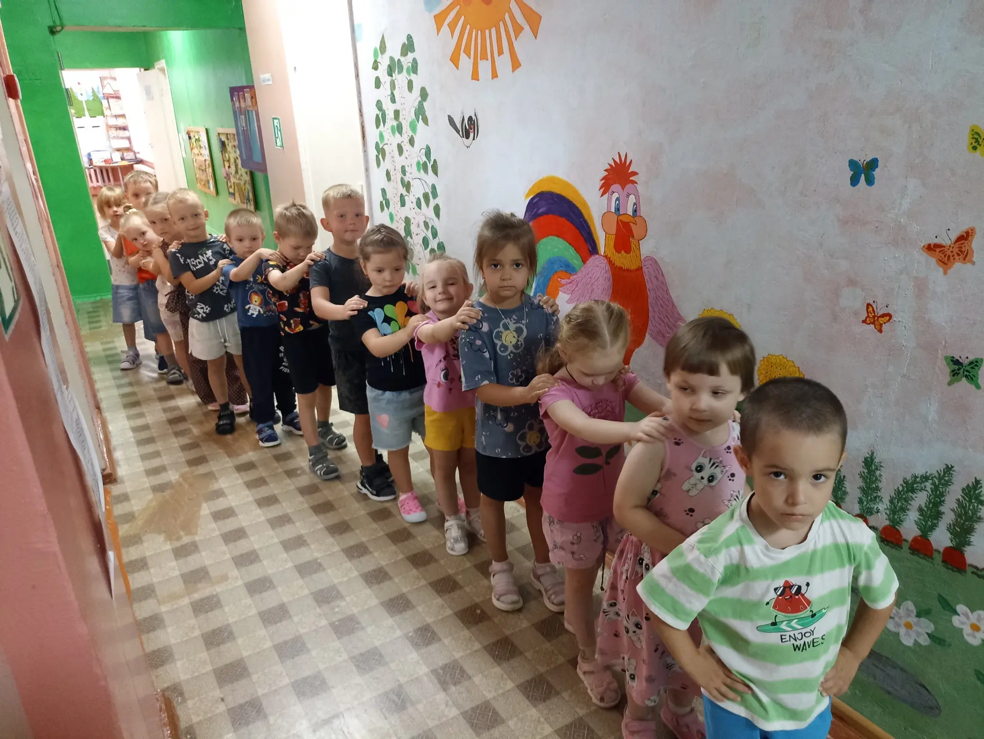 Конструирование во второй младшей группе (дети 3–4 года) направлено на освоение простей...