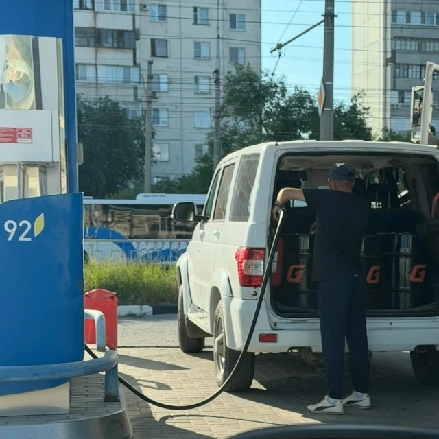 Народ повсеместно начал затариваться бензином, заливают сотнями литров в бочки. Это прям как с гречк