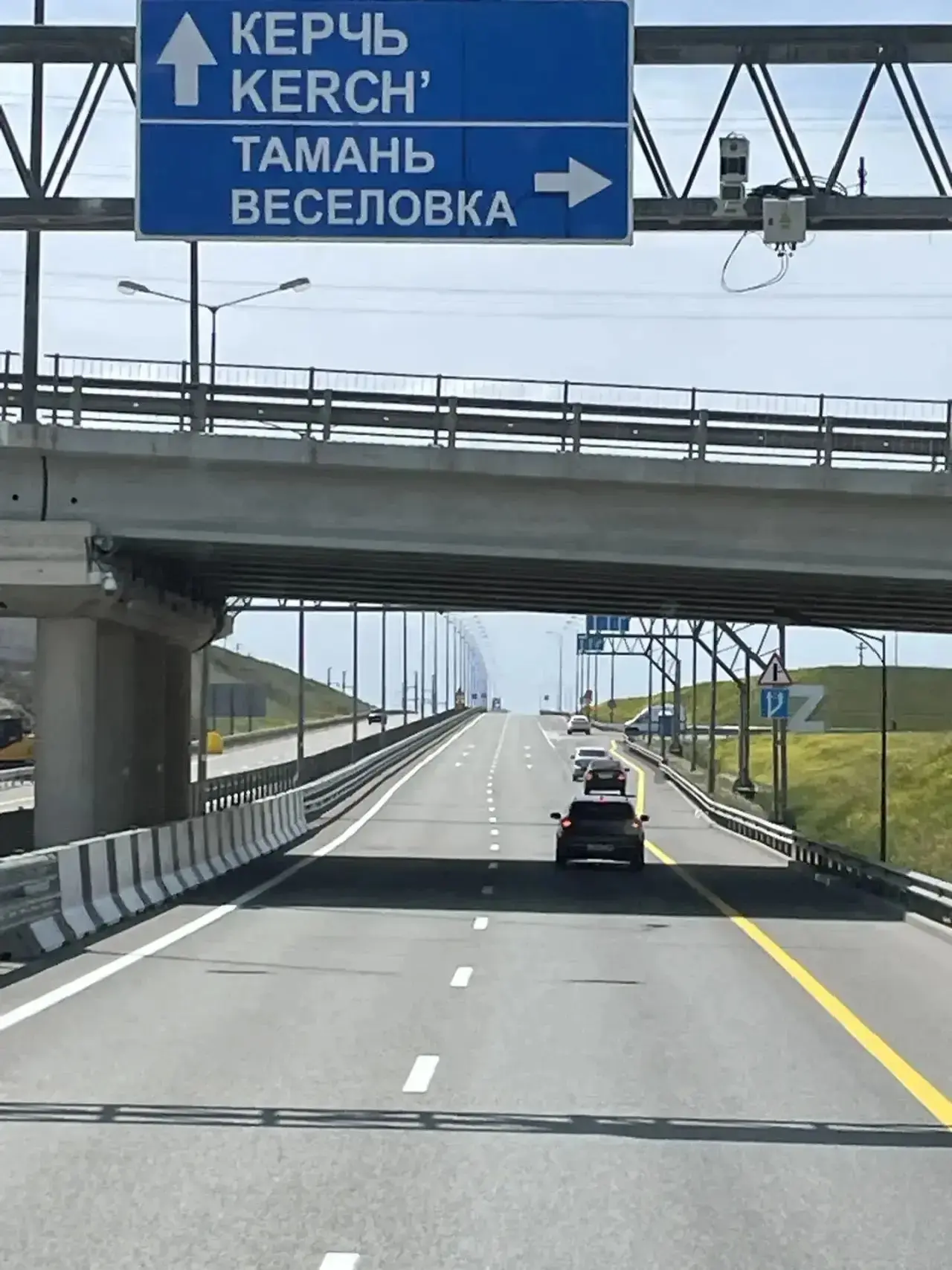 С обеих сторон Крымского моста затруднений в проезде к пунктам ручного досмотра нет.