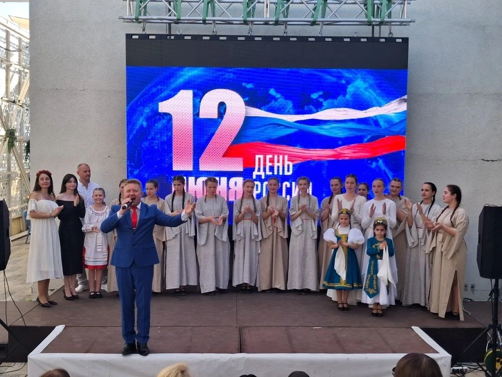 🇷🇺✨«Россия — Родина моя»: праздничный концерт ко Дню России на набережной
🎶МУК «Клуб «Парус» подг