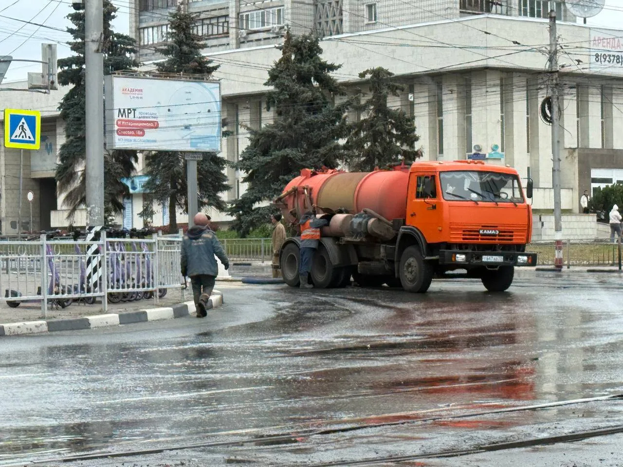 На Минаева аварийные службы устраняют потоп на дороге