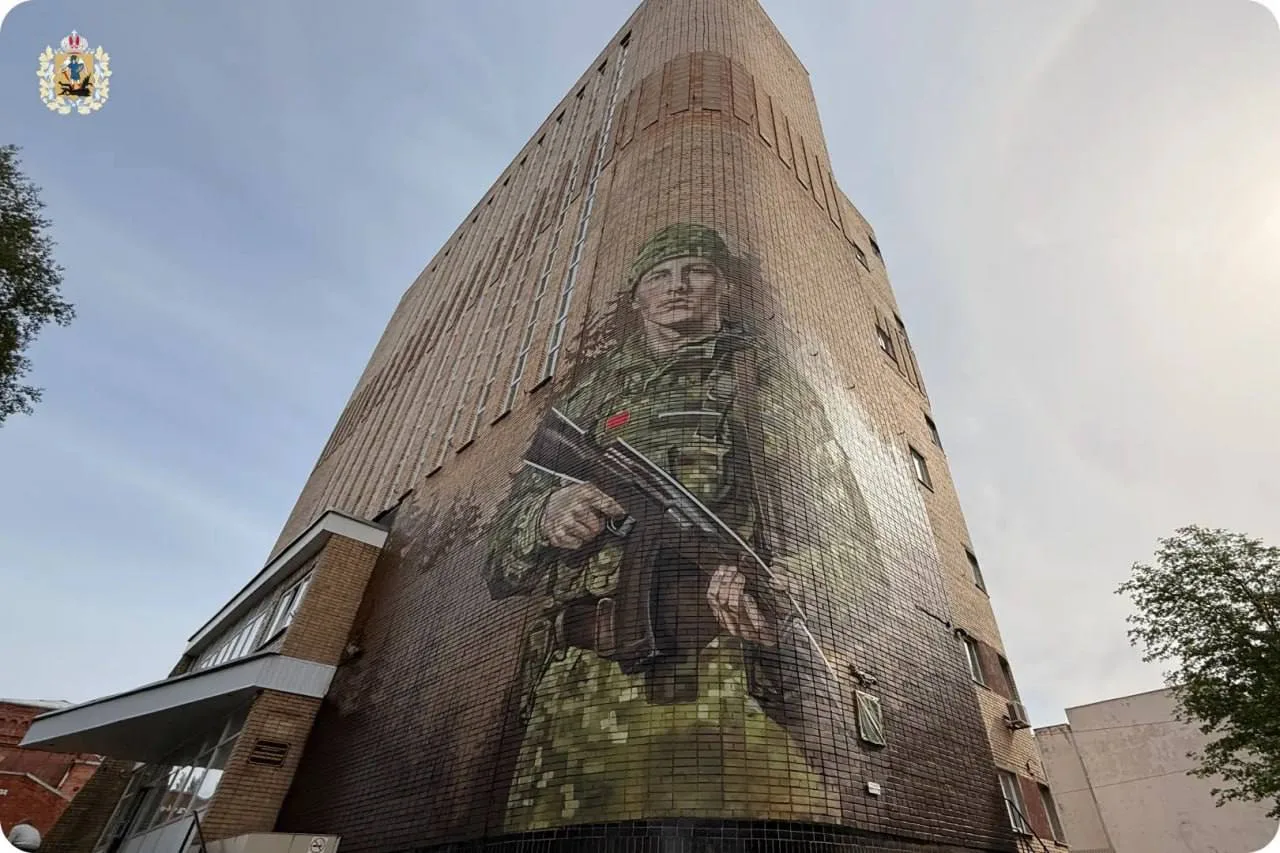 🎨 В Архангельске появился мурал Героя России.