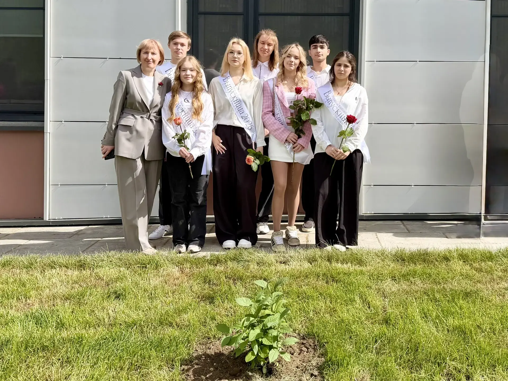 СИРЕНЬ ПАМЯТИ  🌸 Дорогие наши выпускники, родители и учителя!  ✨ Вот уже звенят последние звонки, а 