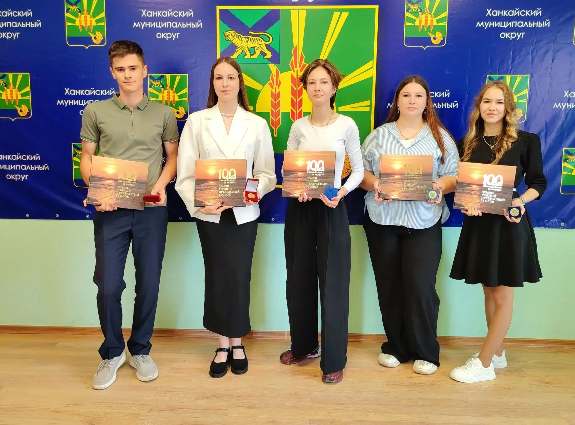 Сегодня вручила ханкайским выпускникам медали «За особые успехи в учении» I и II степени.