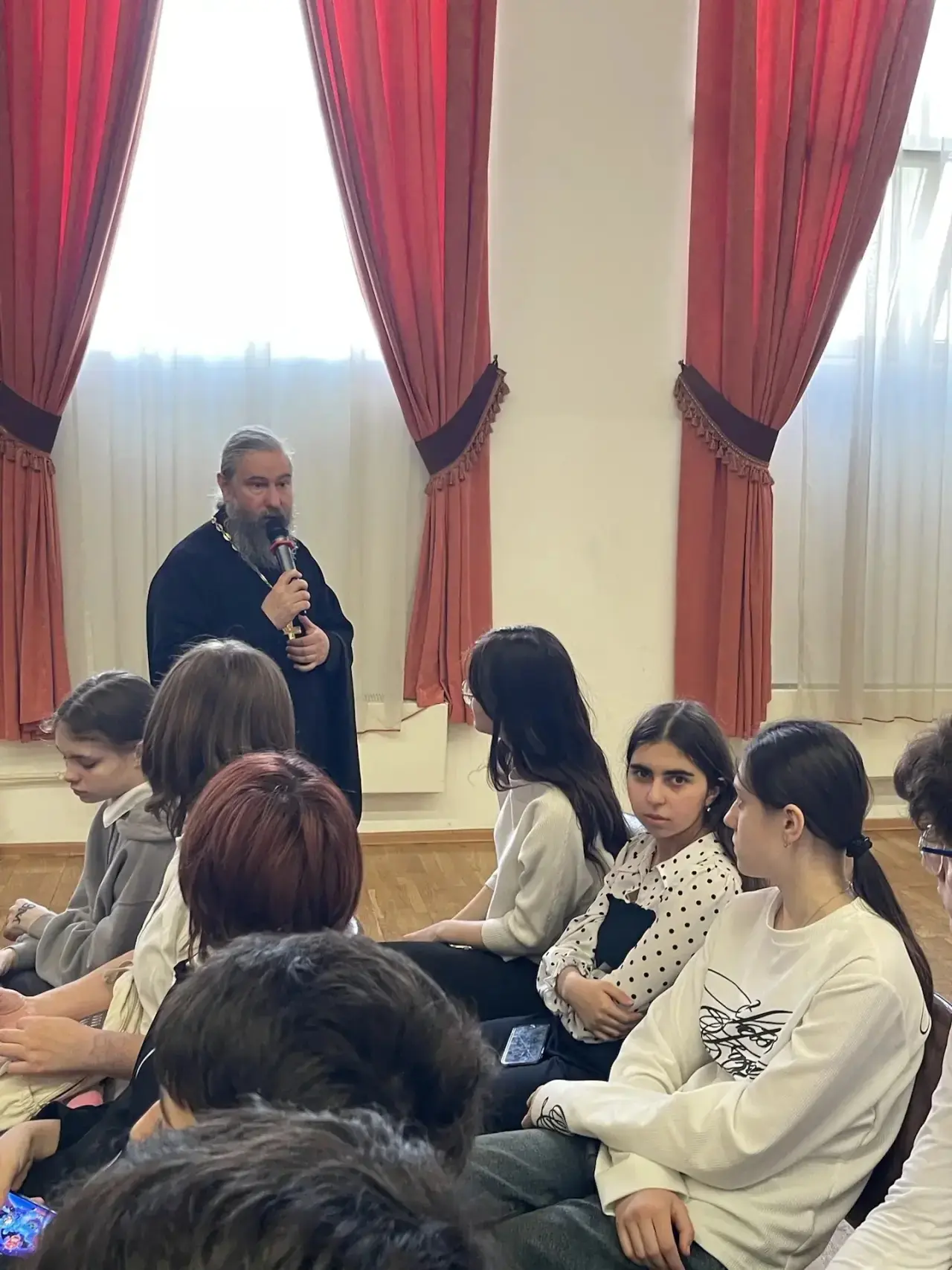 14 мая состоялась беседа отца Николая  о Пасхе в школе — это образовательная встреча, знакомящая уче