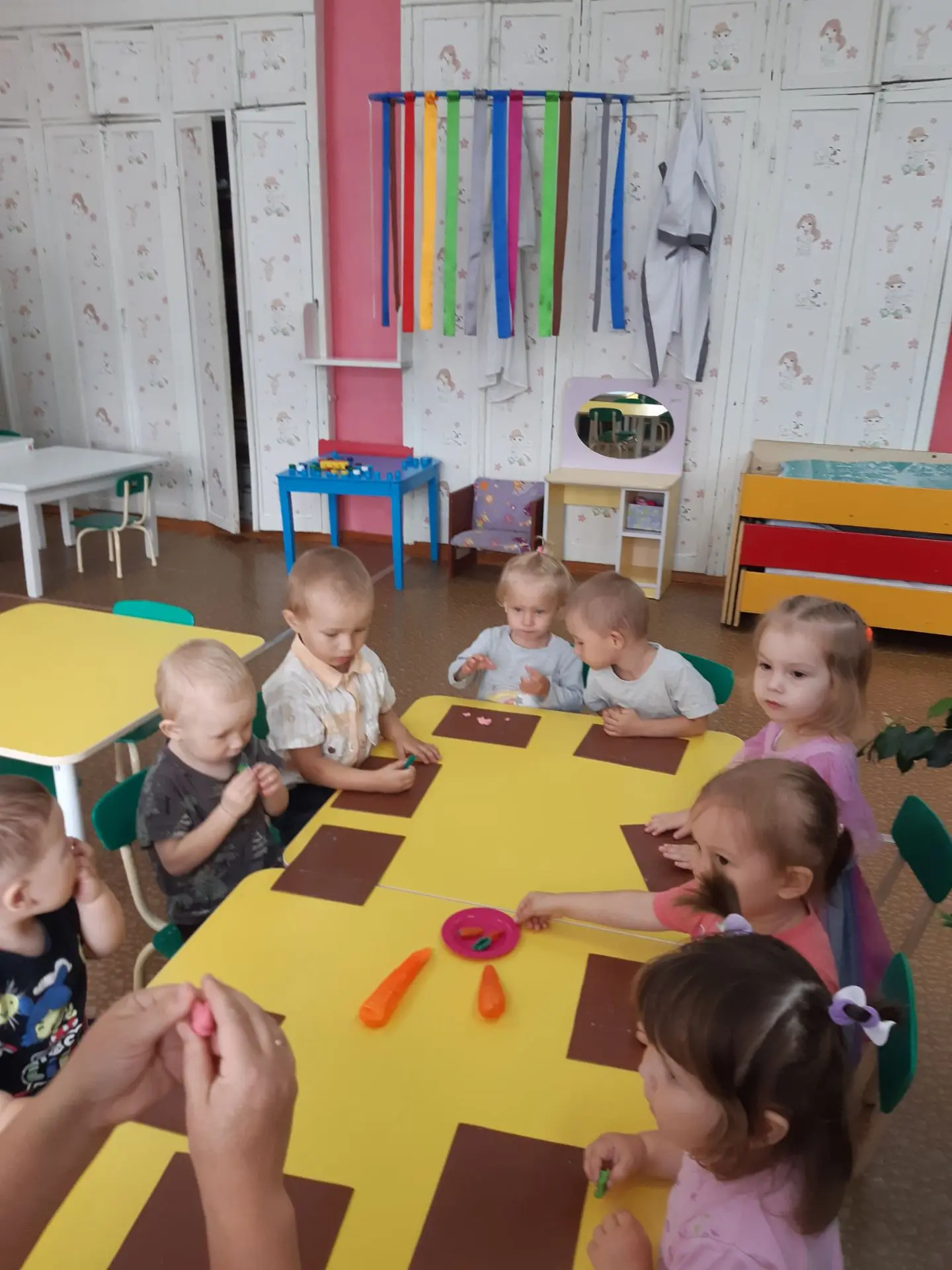 Ребятки первой группы раннего возраста решили приготовить лакомство для зайчика и слепи...