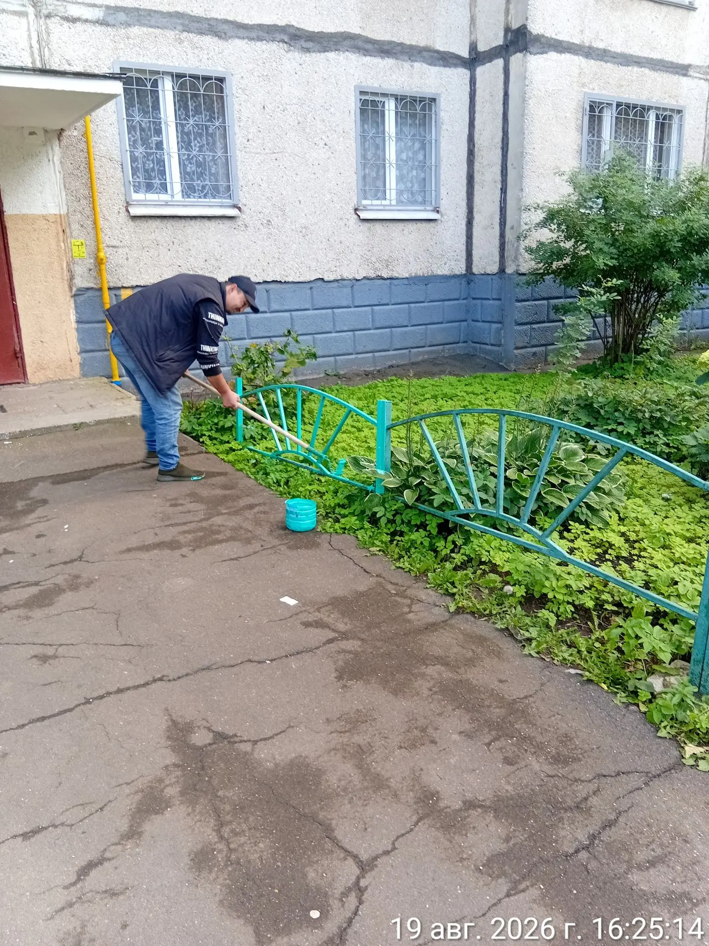 Выполняется уборка территории по адресу улица Свердлова д.35