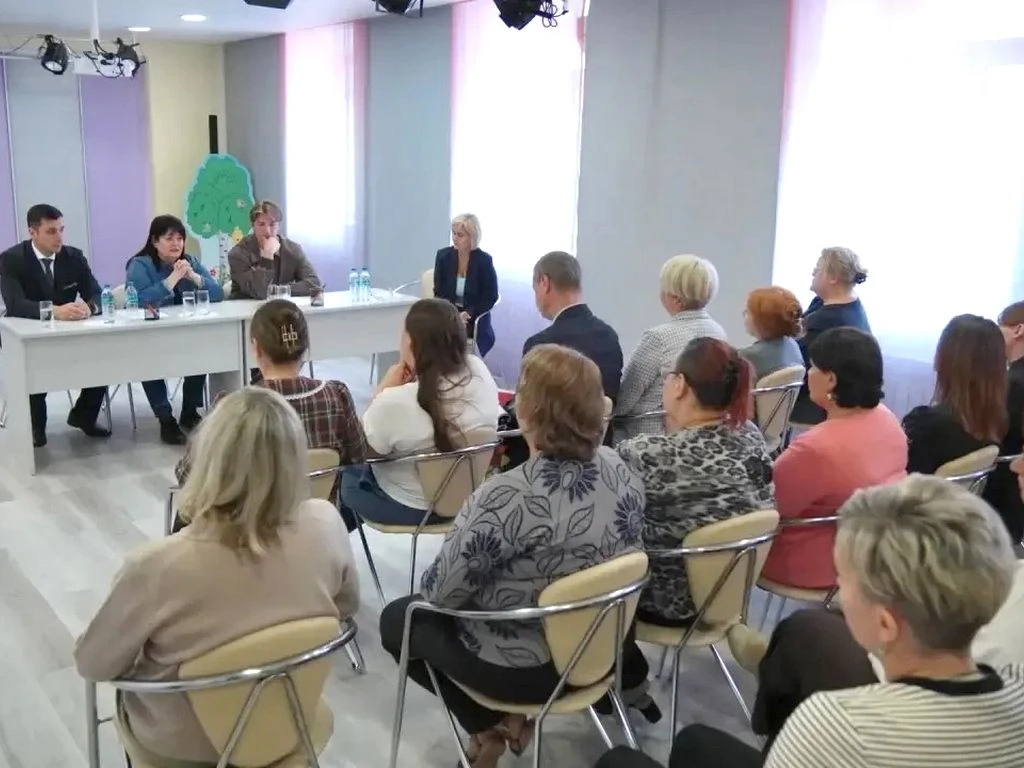 Наталья Западнова оценила работу центра «Таукси» в Нижневартовске и обсудила с коллекти...