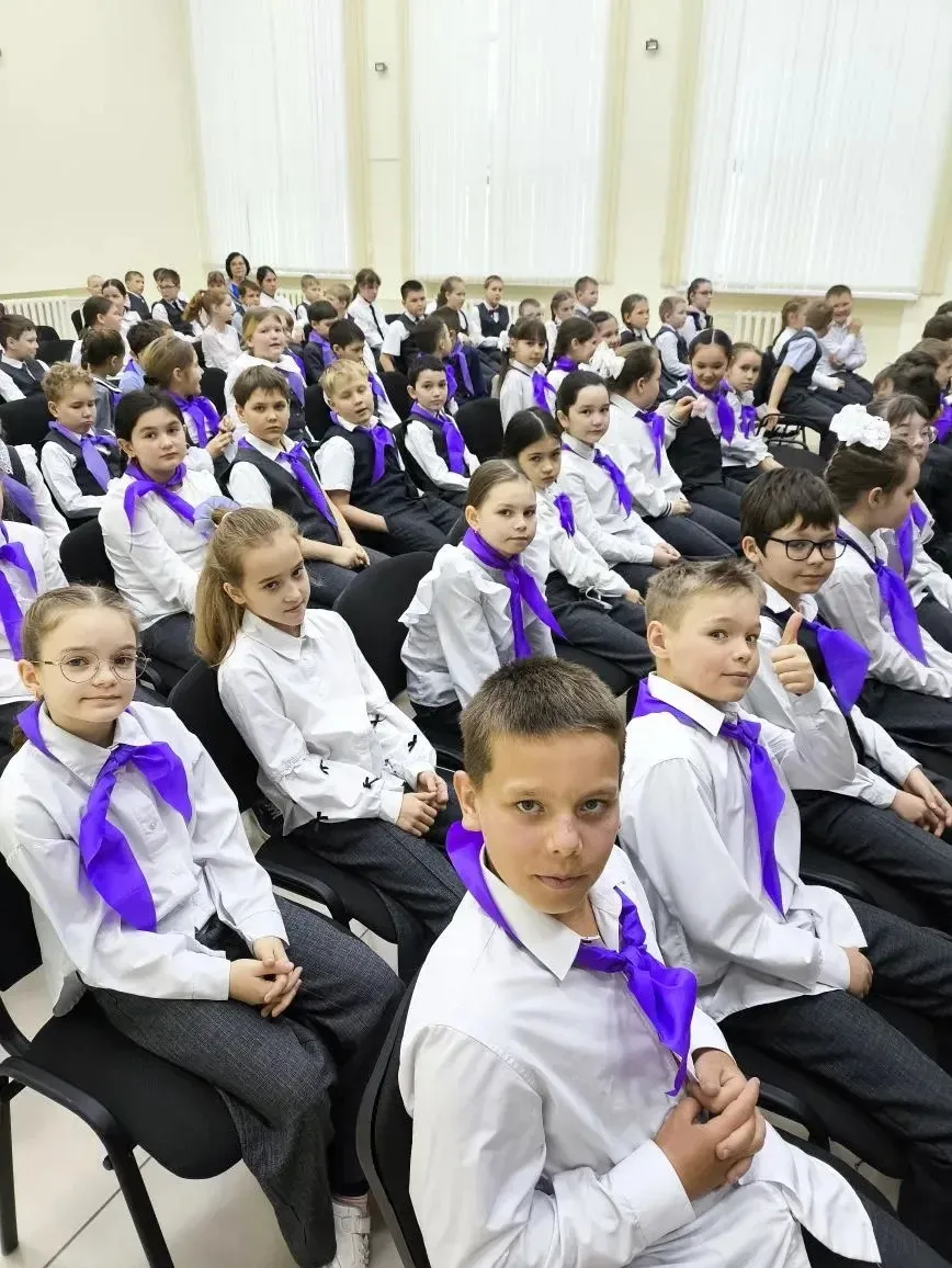 Утро понедельника, 16 февраля 2026 года, в нашей начальной школе началось традиционно: с торжественн
