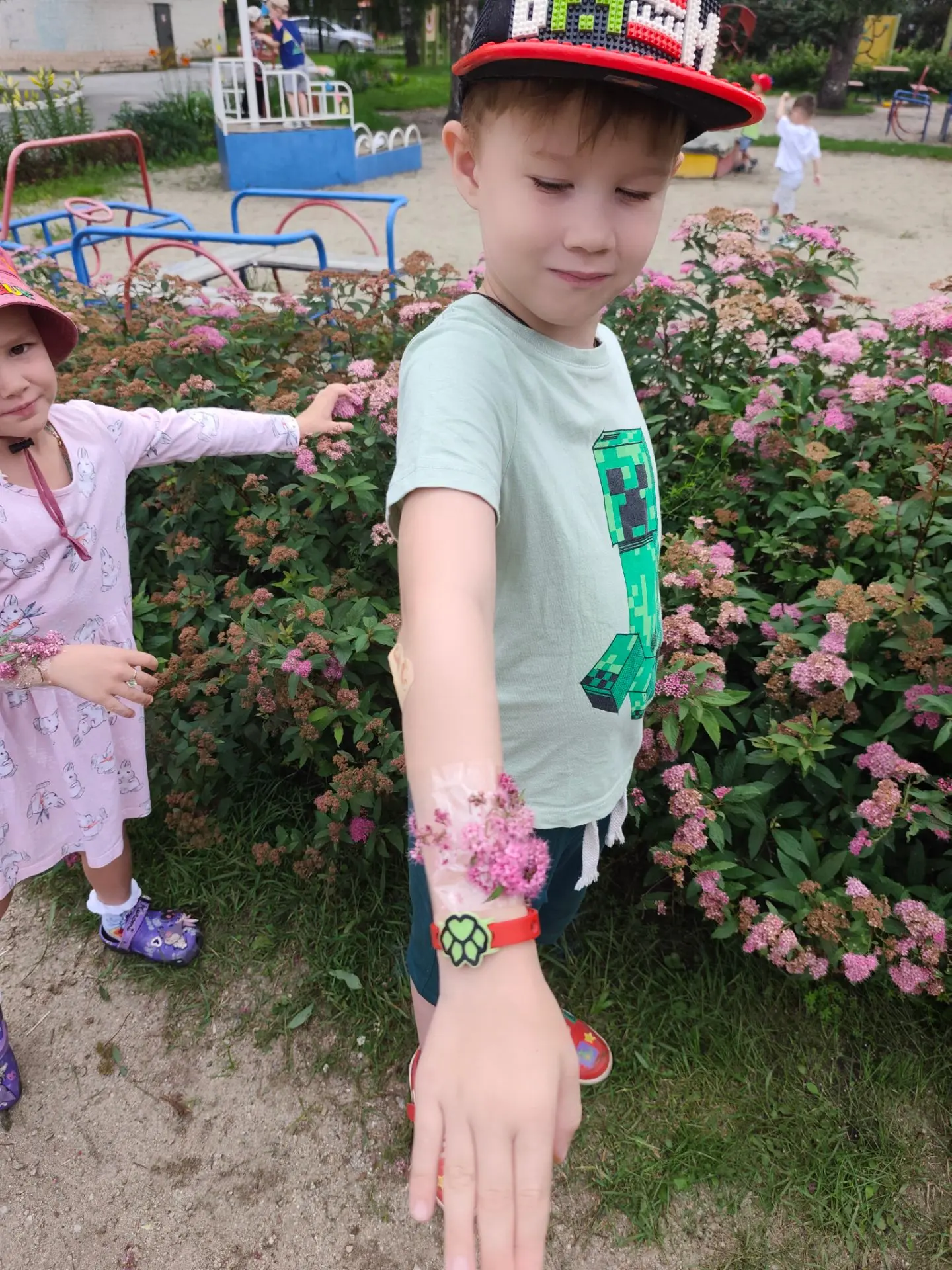 ☀️ Летнее творчество в группе «Непоседы»! ☀️

Наши ребята ловили лето за хвостик: собирали самые кра
