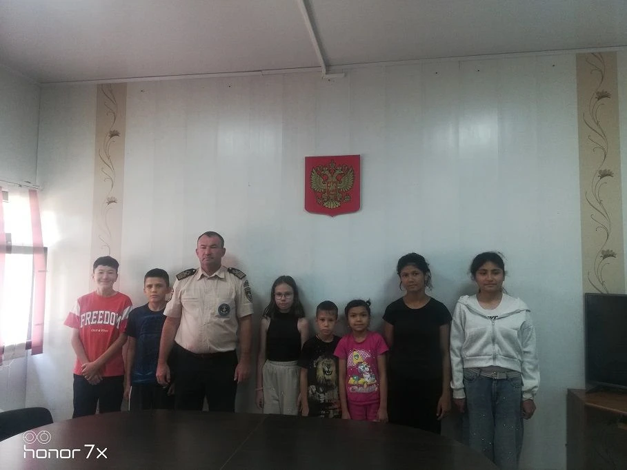 В отделении по работе с семьей и детьми обсудили правила поведения на воде в период летних каникул

