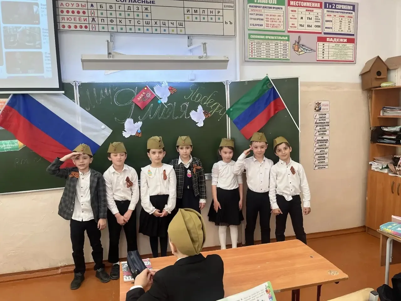 В 1 «Е» классе прошел классный час, посвященный Дню Великой Победы. Дети читали стихи , пели песни, 