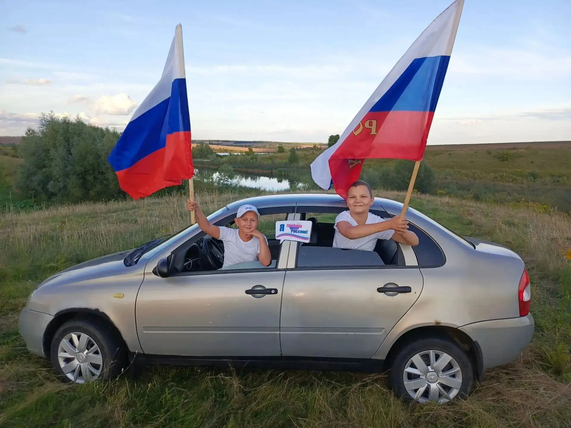 📢  В нашей школе прошла акция "Флаг России в каждый дом".
