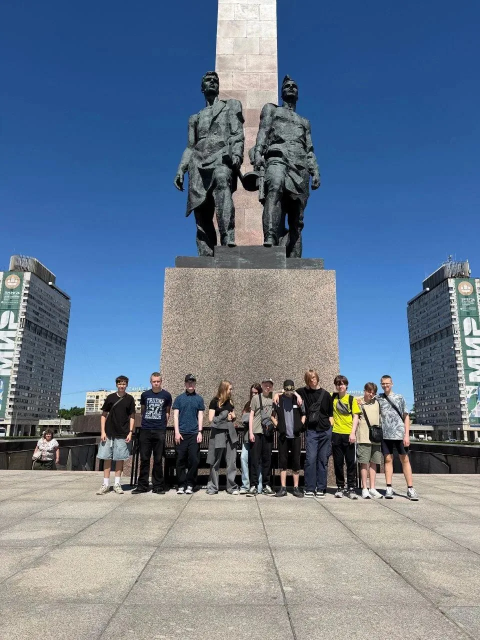 Ученики 8‑б класса (классный руководитель Осипян И.В.) совершили увлекательную поездку в Санкт‑Петер