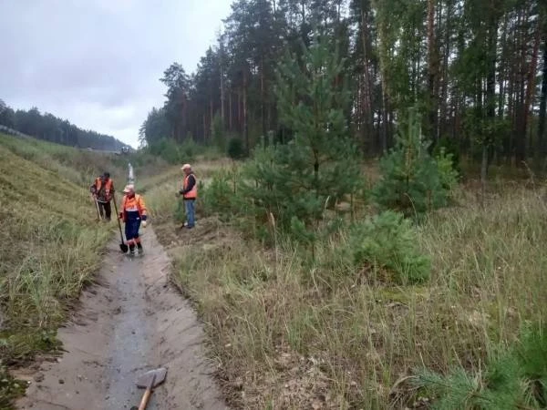 Пока позволяет погода, дорожные рабочие в Марий Эл занимаются очисткой водоотводных лот...