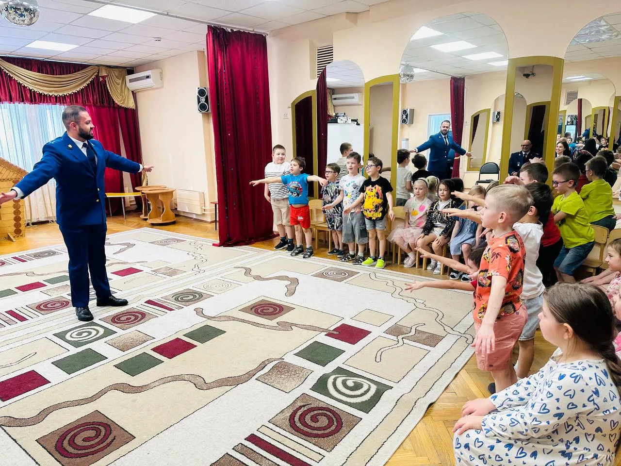 "Может рыбу он ловить, Кран на кухне починить. Для меня всегда герой – Самый лучший ПАПА мой!" 🌟  Др
