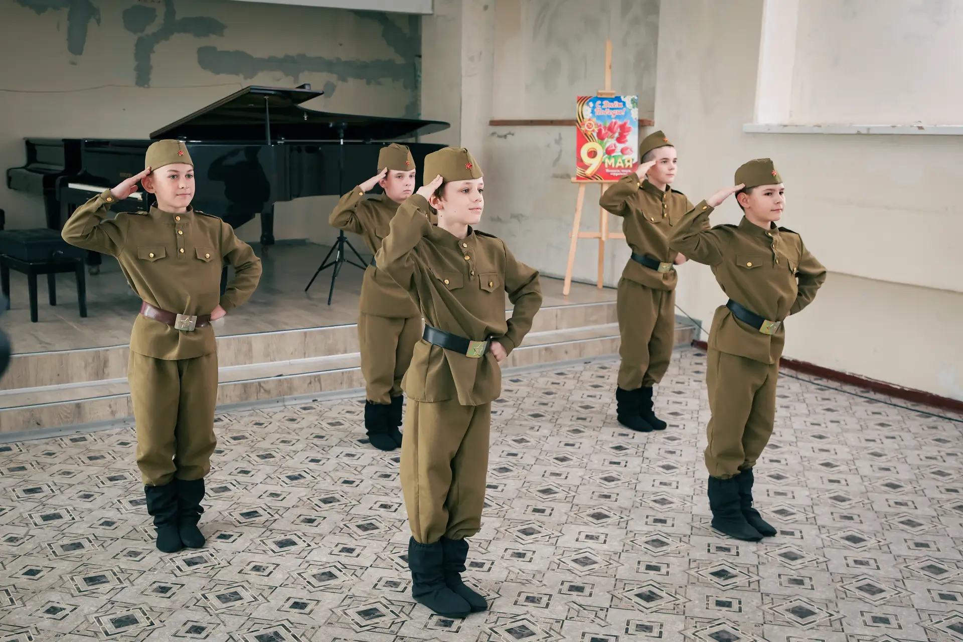 В рубежанской детской школе искусств состоялась встреча обучающихся с участником СВО Ба...