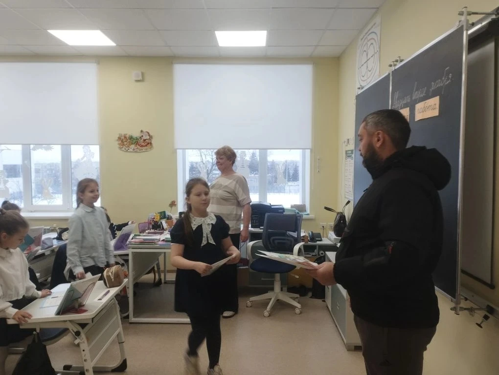 Сегодня, 22 декабря, учащиеся 3в класса передали новогодние поздравительные открытки бойцам - участн