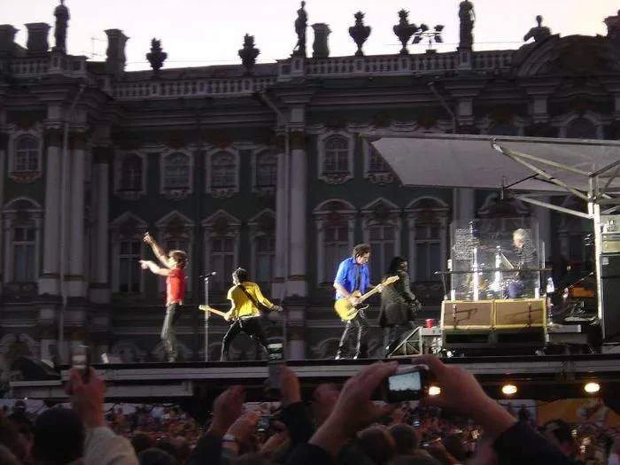 🎸 Рок-н-ролл пришёл, а по шапке получил Жуковский

29 июля 2007 года во время концерта The Rolling 