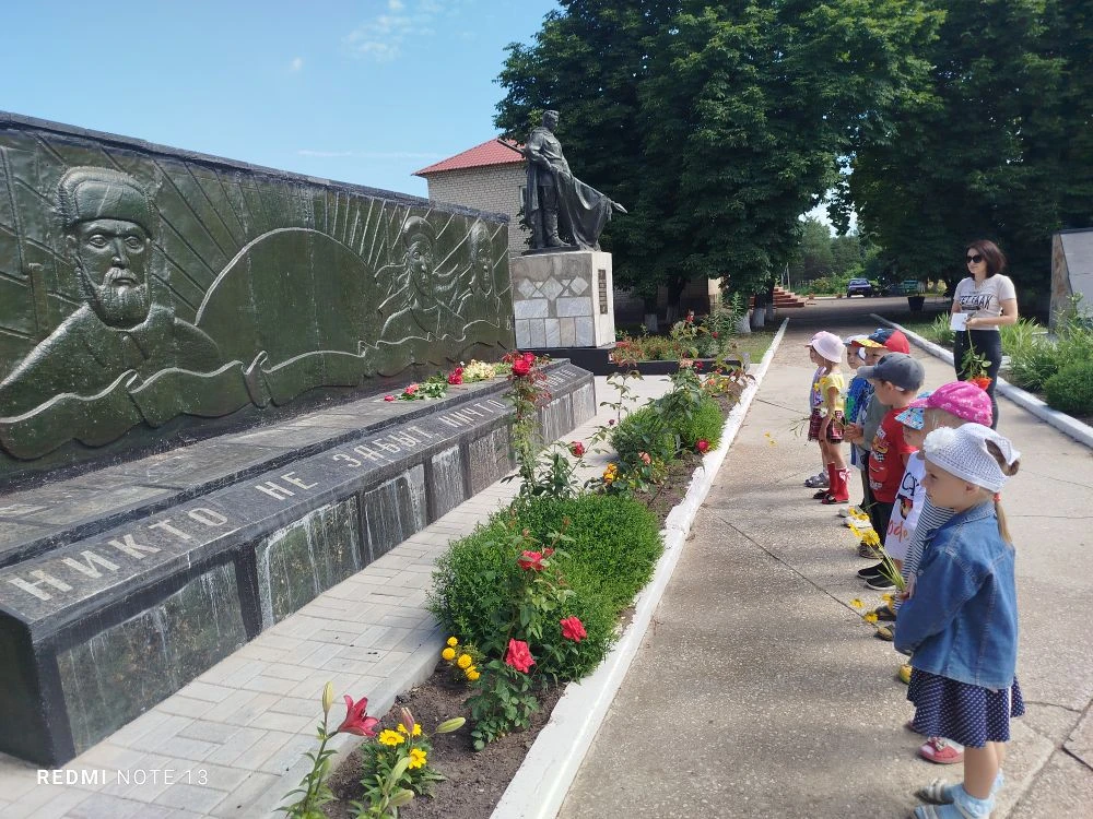Он в памяти людей жить будет незабвенно
Глубоким шрамом на лице Земли
И этот жуткий день навечно
Дне