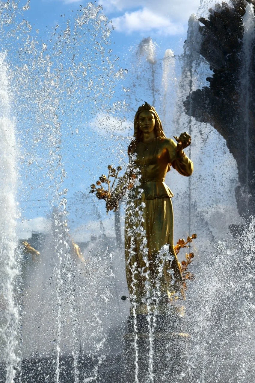 Пока в Москве солнечная погода, идём гулять по ВДНХ ☀️