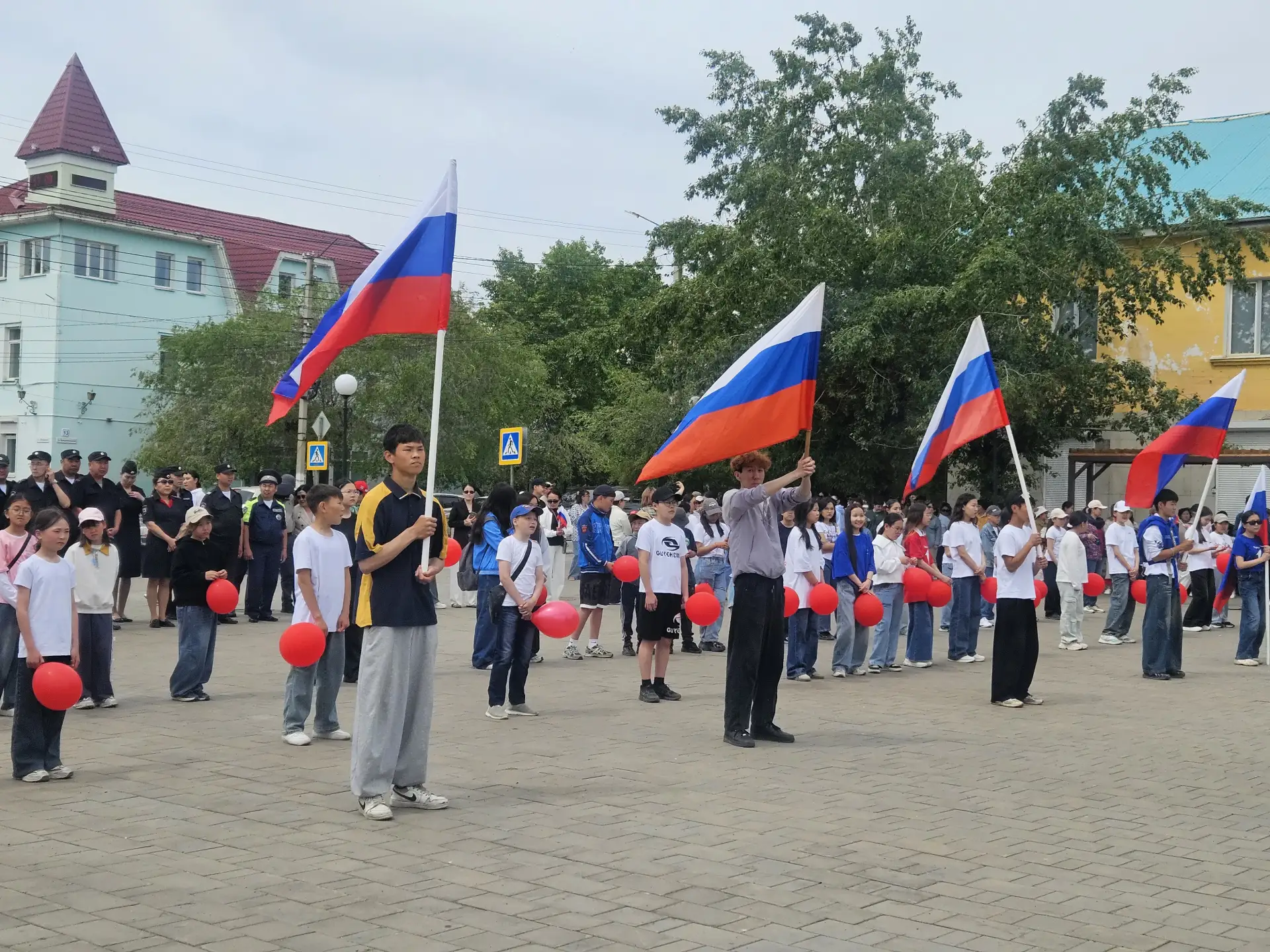 Торжественное мероприятие на центральной площади поселка Агинское украсила концертная программа. Пра