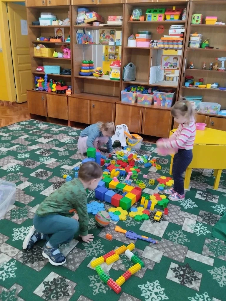 Игры с конструкторам и мозайкой в детском саду...