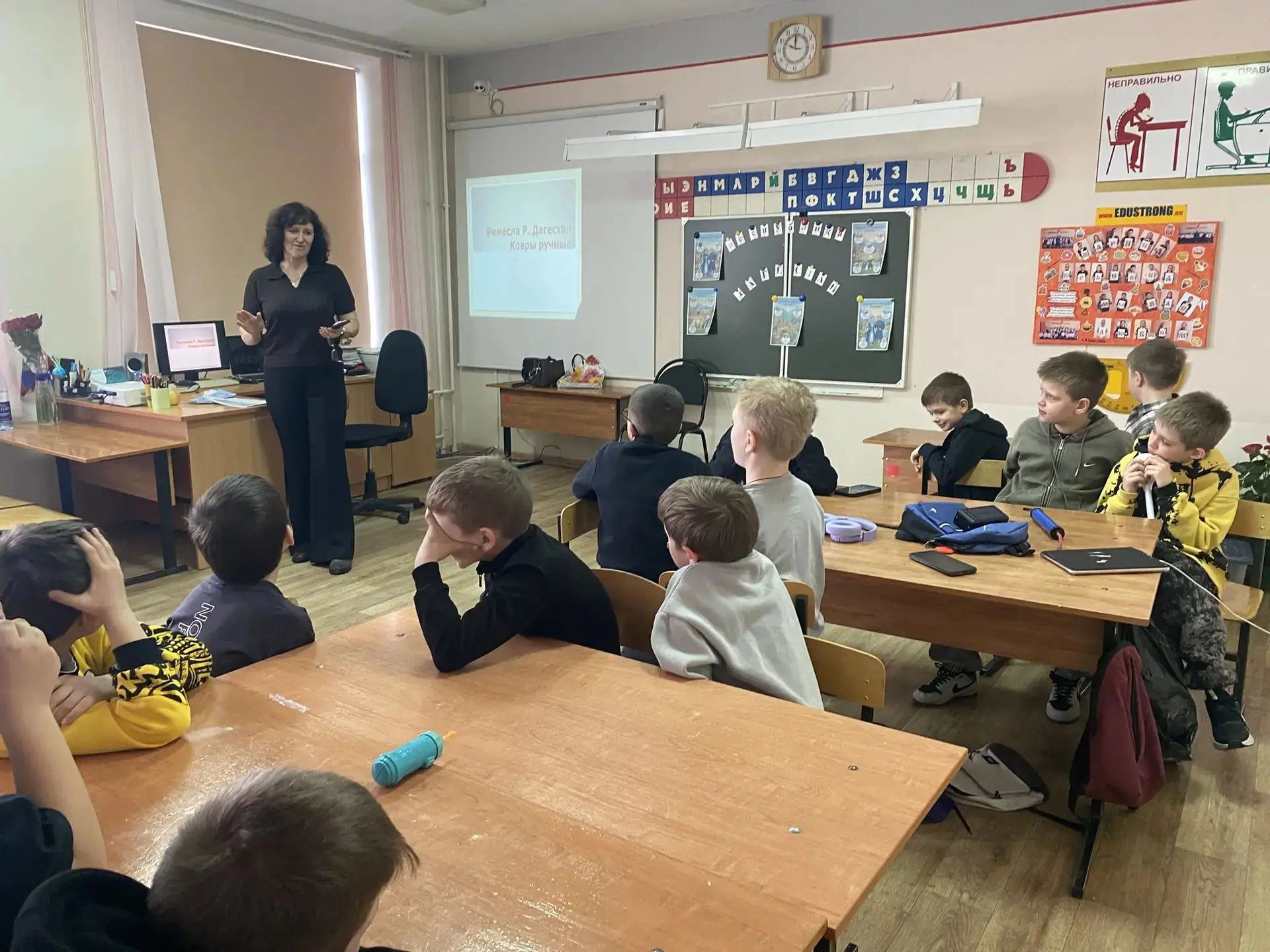 📝 В рамках Года единства народов России для ребят было организовано познавательное мер...