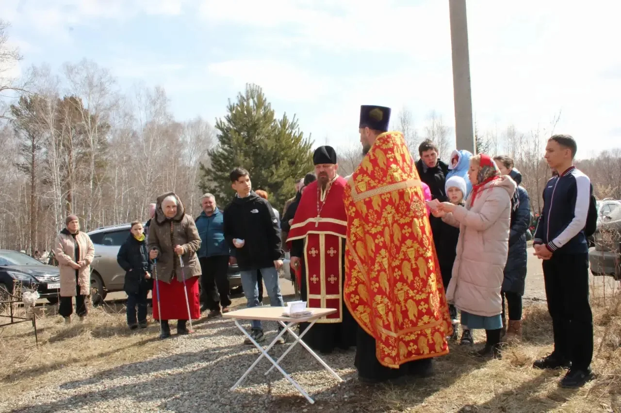 В день Радоницы на Марковском кладбище у обелиска воинам‑освободителям Великой Отечественной войны б