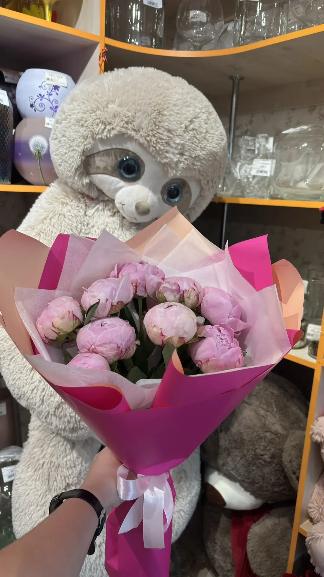 Шок цена!
Без скидки букет пионов 5530₽
Со скидкой 3935₽

Цена актуальна на сегодняшний день. 
Скидк
