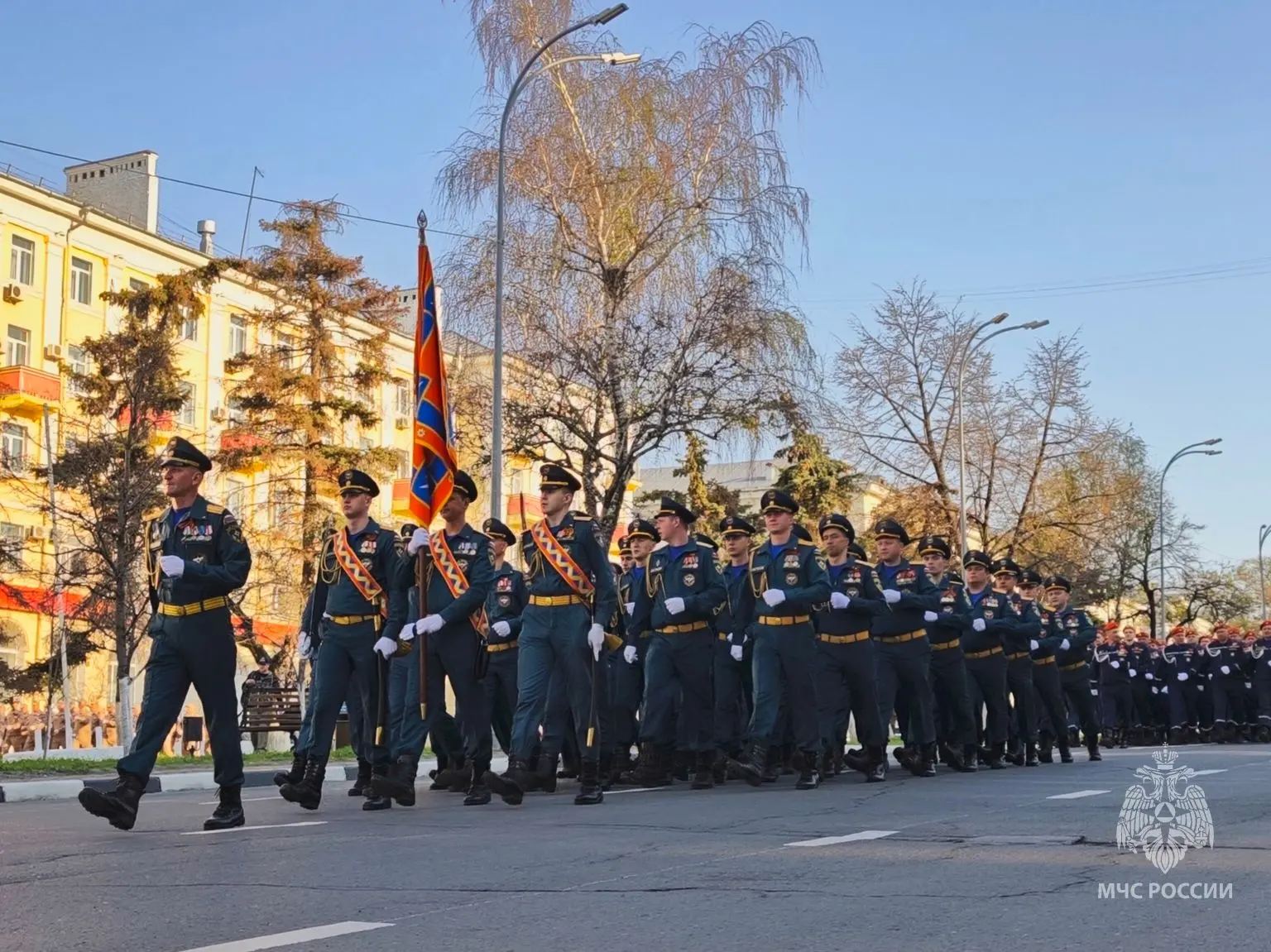 🕯На площади 30-летия Победы прошел торжественный военный парад в честь 81-ой годовщины Победы  Связь