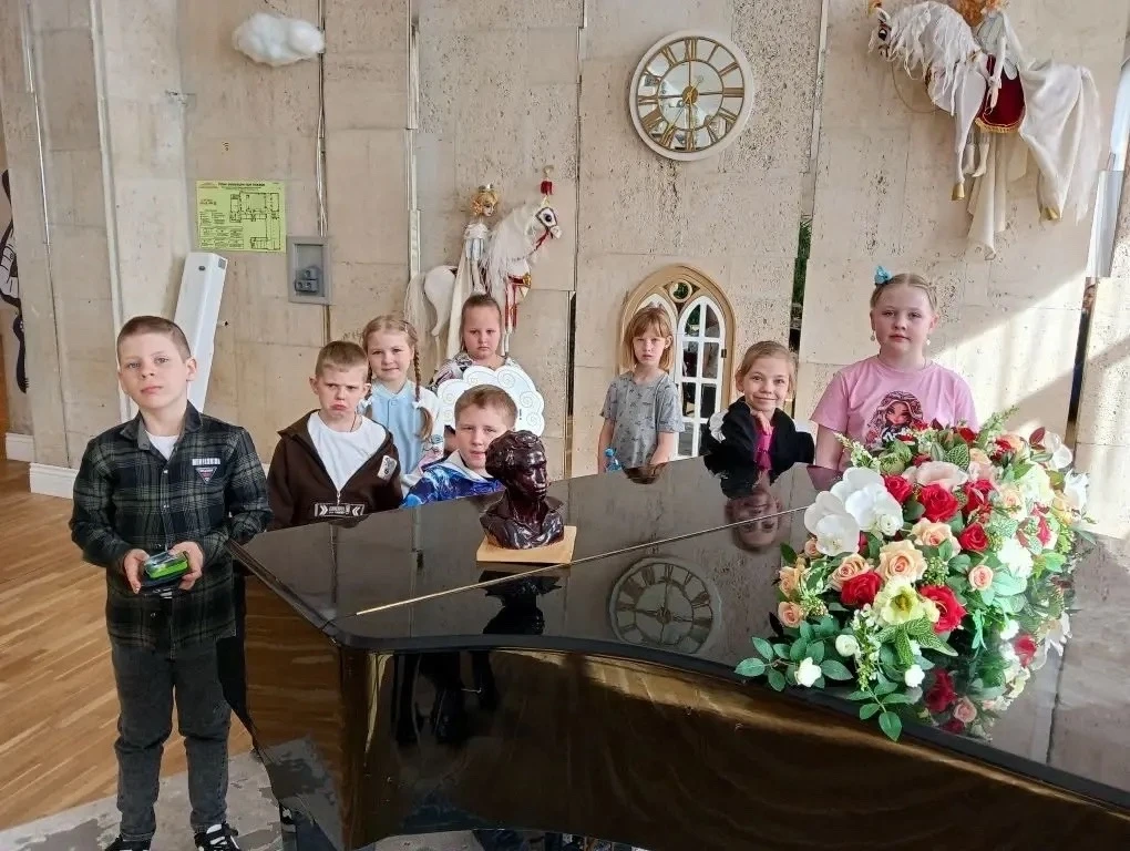 🎭 ВОЛШЕБНЫЙ ДЕНЬ В ТЕАТРЕ КУКОЛ! 🎭  📍29 марта ученики 2 «А» и 2 «В» классов отправились в удивительн