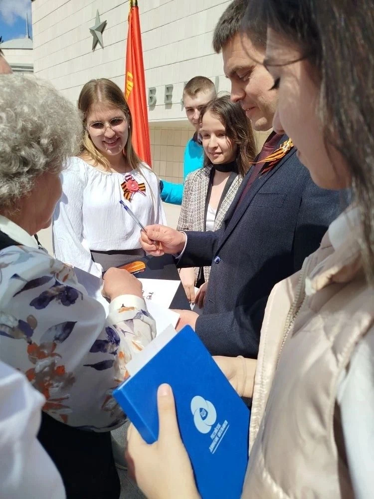 «ЧЕСТЬ ХРАНИТЬ ИСТОРИЮ: НАШИ РЕБЯТА ЗАВОЕВАЛИ ПРАВО ГОДОВОГО ХРАНЕНИЯ КОПИИ БОЕВОГО ЗНАМЕНИ...»     