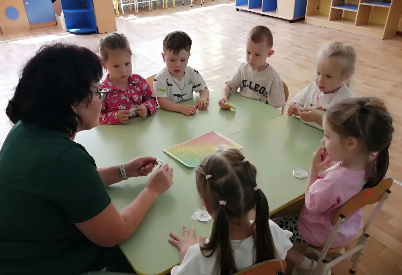 👦👧 Безопасность наших малышей: важность светоотражающих элементов 
🌟В младшей группе "Улыбка" вос