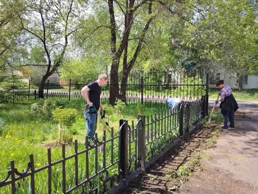 Дом культуры «Восход» на регулярной основе проводит работы по уходу за Обелиском Славы ...